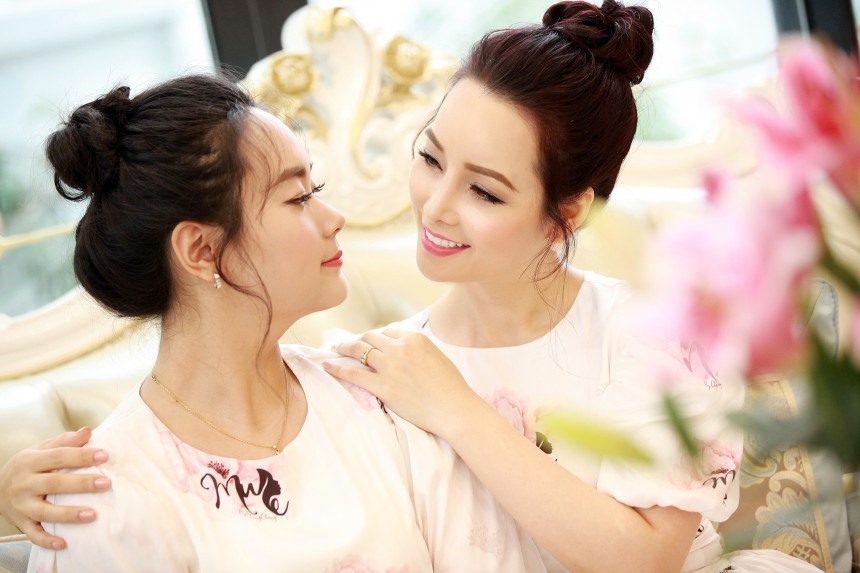 Nữ diễn viên và con gái Huyền Anh đã thực hiện bộ ảnh theo concept đồ đôi với những bộ cánh trẻ trung. Ảnh: Trương Đại Dương