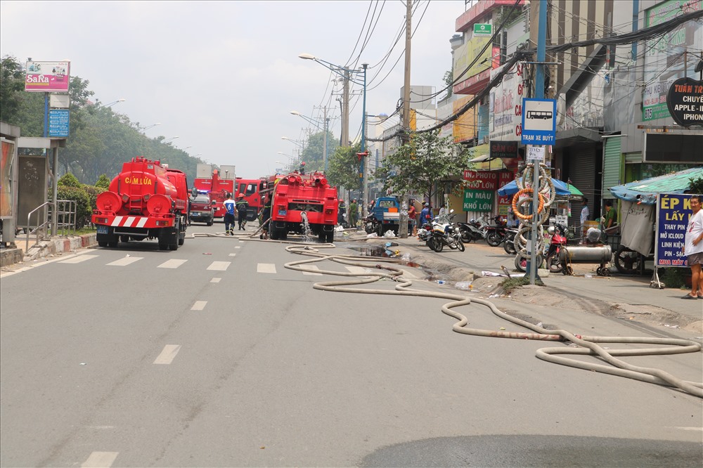 Lực lượng chức năng vẫn đang phong tỏa hiện trường và tích cực chữa cháy. Ảnh C.H
