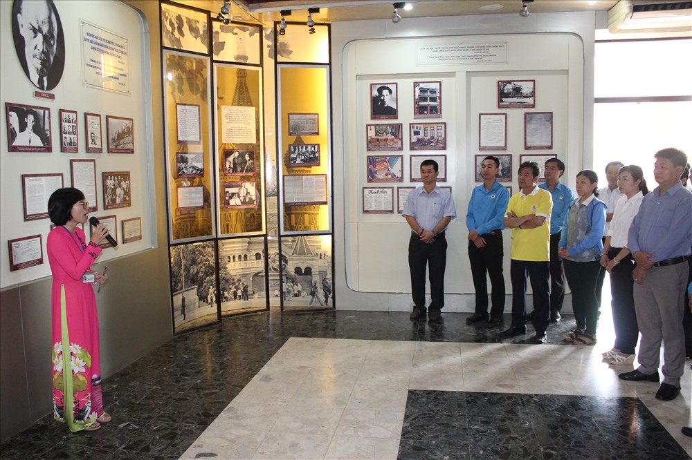 Cán bộ CĐ đã tham quan và nghe thuyết minh, xem ảnh, phim tư liệu về cuộc đời và sự nghiệp của Bác.
