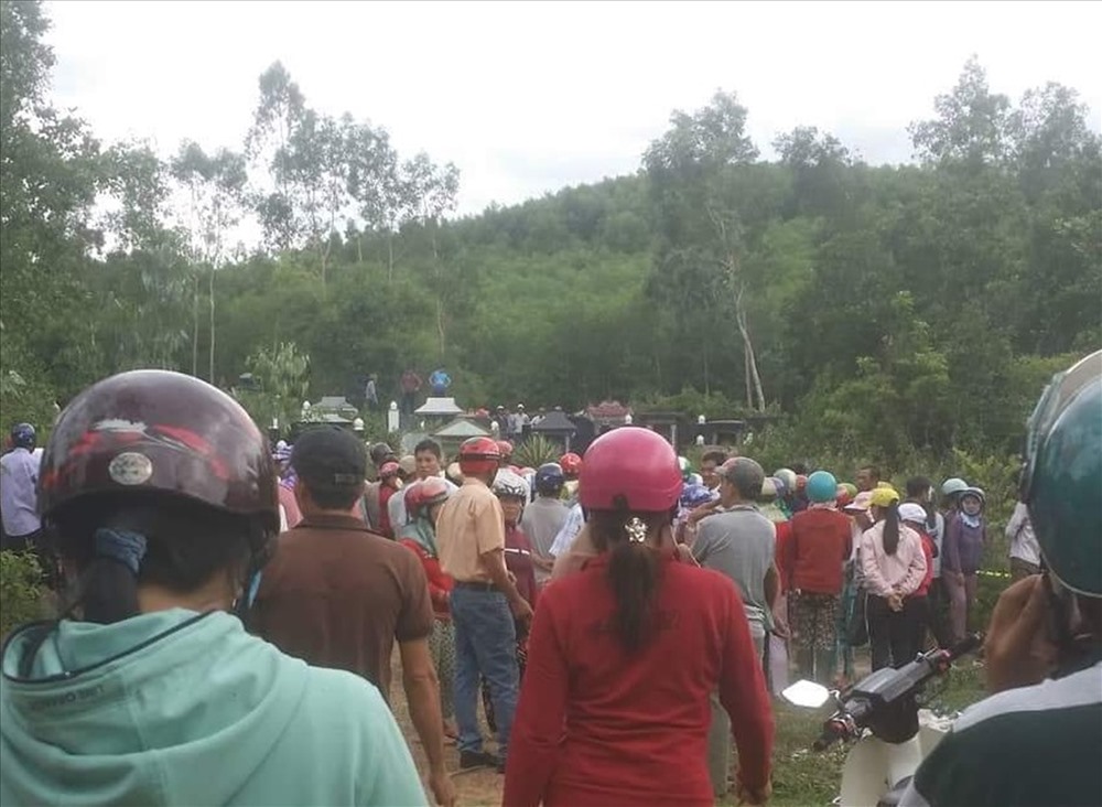 Người dân tụ tập chứng kiến việc khám nghiệm hiện trường vụ án kinh hoàng. Ảnh: FB Lưu Quốc Trí