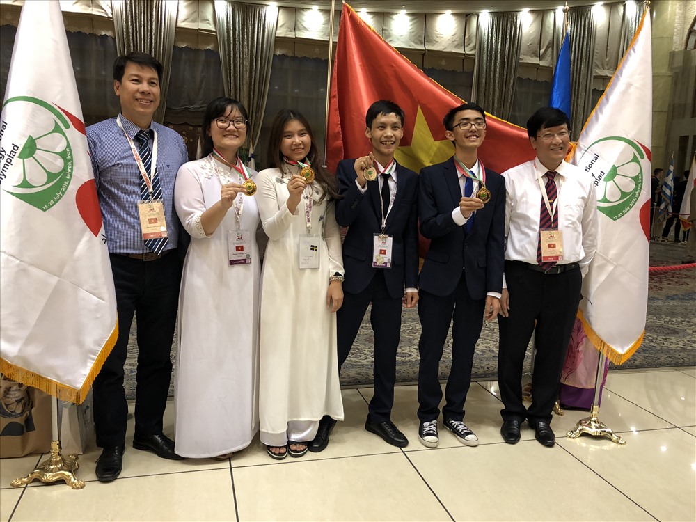 Phương Thảo (thứ 2 từ trái sang) cùng đoàn Việt Nam.