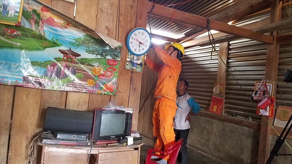 Điện về, bà con trong thôn vui mừng mua sắm thiệt bị điện tử để phục vụ sinh hoạt.