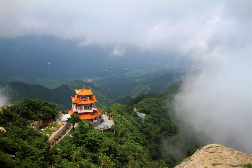 Cảnh đẹp thần tiên ở dãy núi Bạch Vân Sơn. Ảnh: Chudu24
