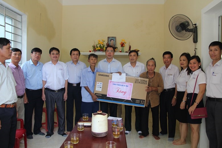 Nhân dịp này, các đơn vị của Công ty Điện lực Hà Tĩnh, Công ty Điện lực Nghệ An cũng dành tặng những món quà ý nghĩa cho gia đình liệt sỹ. Ảnh: Đ.L