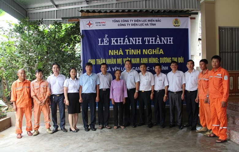 Phó Chủ tịch Công đoàn Điện lực Việt Nam cũng đoàn công tác đã đến dự lễ khánh thành Nhà thờ mẹ Việt Nam anh hùng Dương Thị Đôi tại thôn Đông Lĩnh – xã Vĩnh Lộc huyện Can Lộc, tỉnh Hà Tĩnh. Ảnh: Đ.L