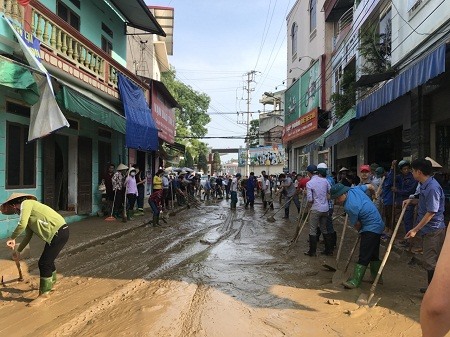 Hơn 400 đoàn viên và người lao động thành phố Yên Bái tham gia thu dọn bùn đất, dọn vệ sinh. Ảnh: Mạnh Hùng