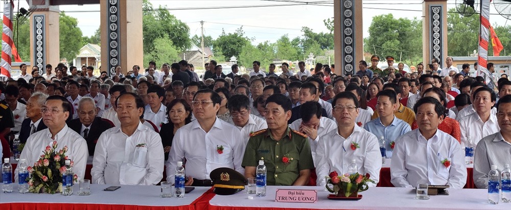 Các lãnh đạo về dự buổi lễ khánh thành Nghĩa trang và Nhà bia Tưởng niệm các anh hùng Liệt sỹ.