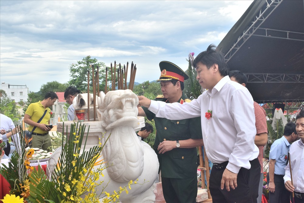 Các lãnh đạo cũng đến dâng hương Đài Tưởng niệm các anh hùng liệt sỹ. Ảnh: Đ.V