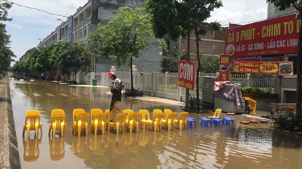 Người dân bắc “cầu ghế” vào nhà.