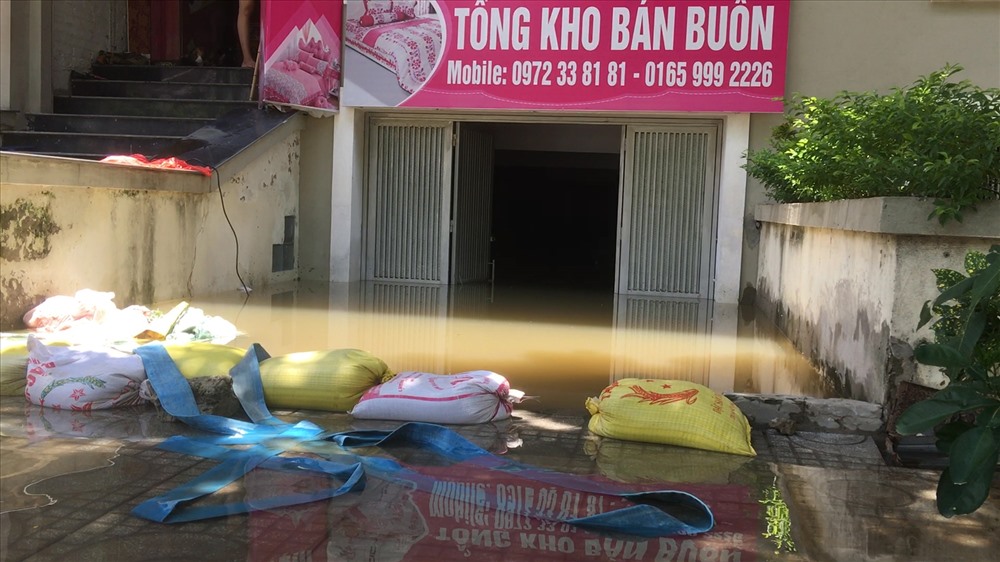 Nước ngập sâu từ 1,2-1,5m trong tầng hầm.