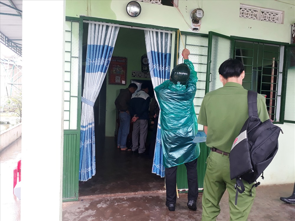 Tiến hành đo đạc. Ảnh Đình Văn