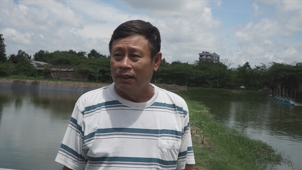 Ông Ngô Văn Minh, trưởng ấp 2, xã Đa Phước thông báo đến PV Báo Lao Động về sự im lặng của các cơ quan chức năng. Ảnh C.H