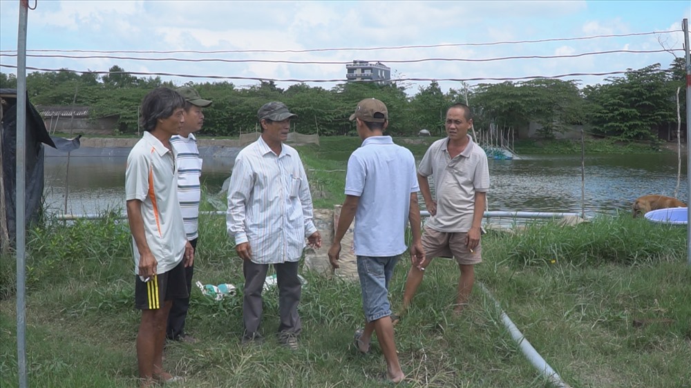Nhiều người dân đang chờ đợi kết luận nguồn nước ô nhiểm là do dâu, phương án bồi thường thiệt hại như thế nào?. Ảnh C.H