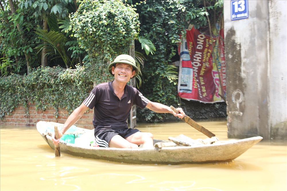 Mặc dù nước ngập, mất điện, nước sạch bị ảnh hưởng, mọi sinh hoạt bị đảo lộn nhưng người dân nơi đây vẫn giữ tinh thần lạc quan.