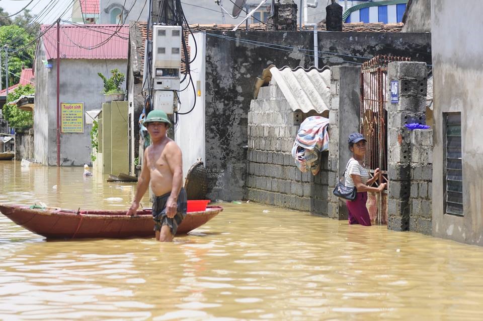 Sau 2 ngày, nước lũ tràn vào làng Bùi Xá vẫn chưa có dấu hiệu dứt. Nước lênh láng khắp các ngóc ngách khu vực này.