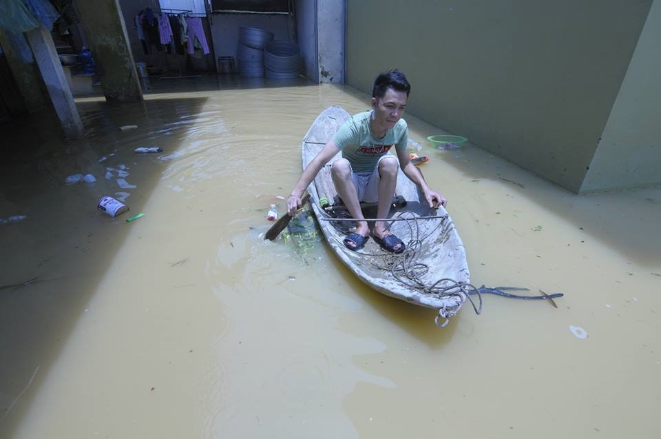 Người dân phải chèo xuồng để di chuyển trong những ngày qua.