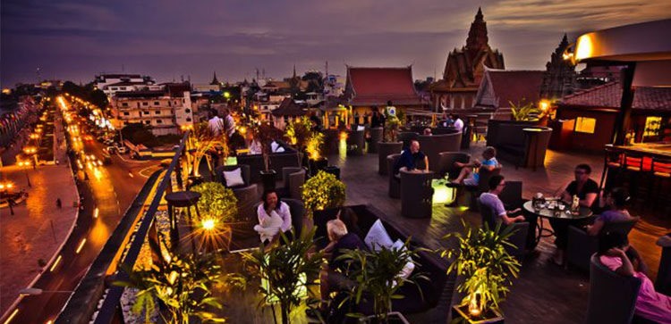 Khu Sisowath Quay sôi động với đông đúc những hàng quán. Ảnh: diadiemdulich