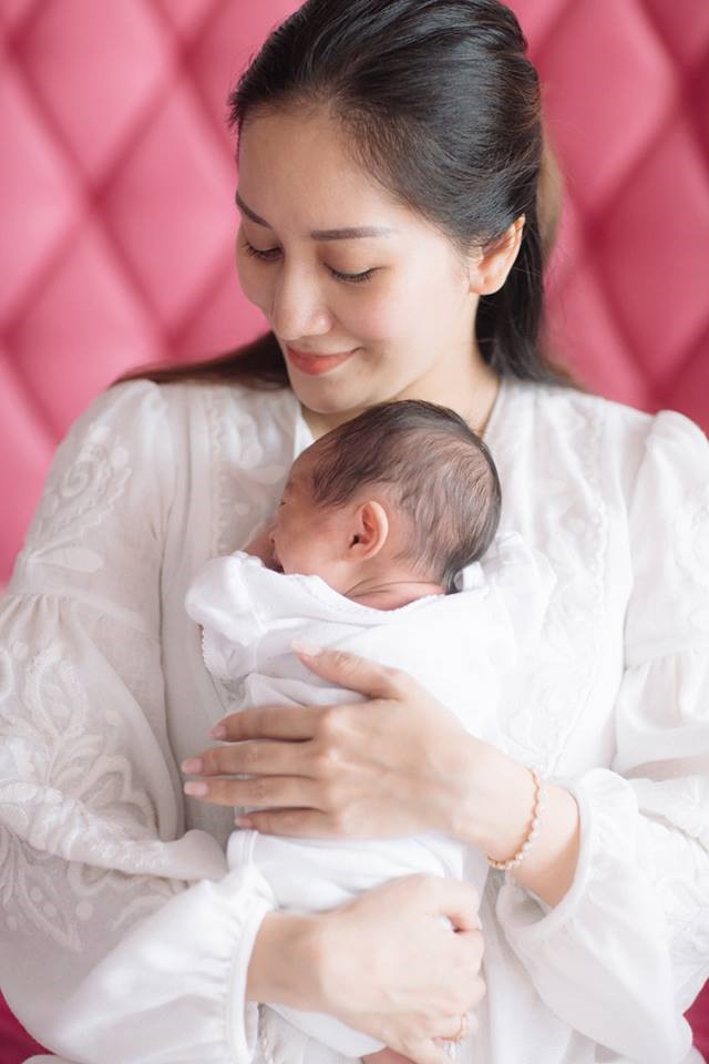 Trải qua nhiều sóng gió, Khánh Thy giờ đang có một cuộc sống hạnh phúc.