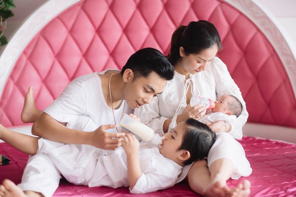 Chồng cô rất vui mừng khi đón con gái chào đời.
