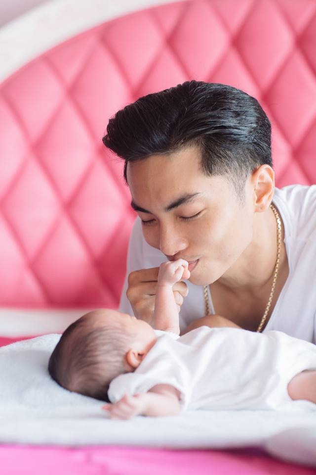 Ông bố trẻ Phan Hiển hết mực yêu thương các con.