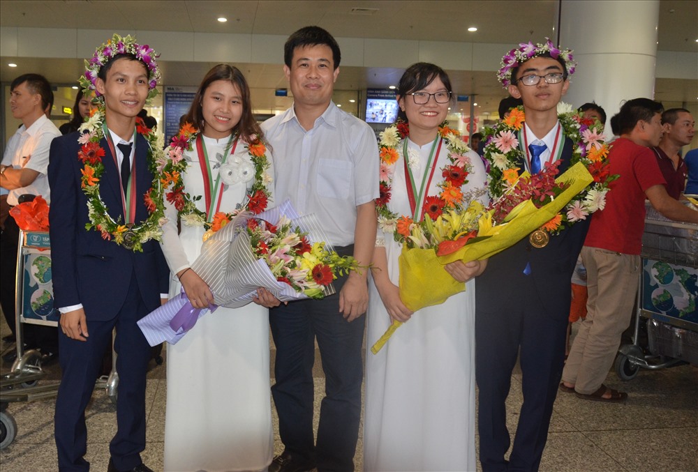 Đoàn Olympic Sinh học Việt Nam trong ngày trở về.