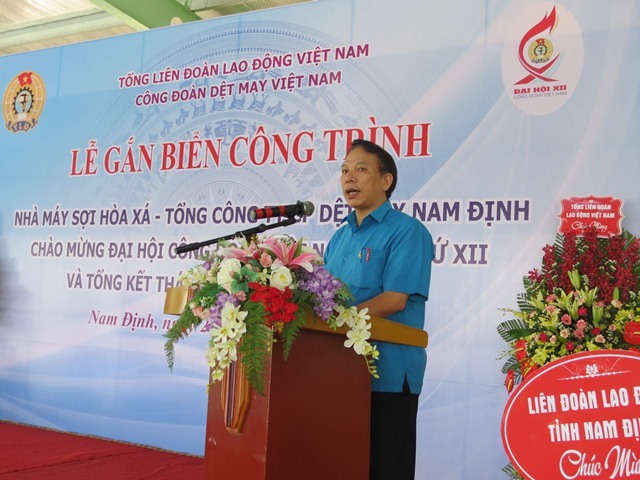 Phó Chủ tịch Tổng LĐLĐVN Mai Đức Chính phát biểu tại lễ gắn biển. Ảnh: Xuân Trường