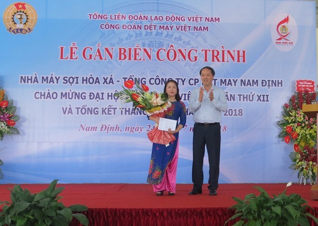 Ông Lê Nho Thướng - Ủy viên BCH Tổng LĐLĐVN, Chủ tịch CĐ Dệt May VN trao phần thưởng cho CĐ TCty CP Dệt May Nam Định. Ảnh: Xuân Trường