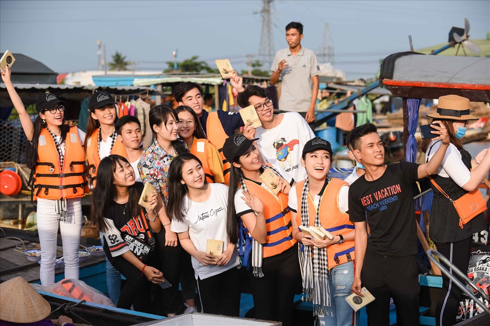 Hoa hậu Ngọc Hân và Á hậu Huyền My nhận được sự quý mến của người dân nơi đây. Ảnh: NVCC.