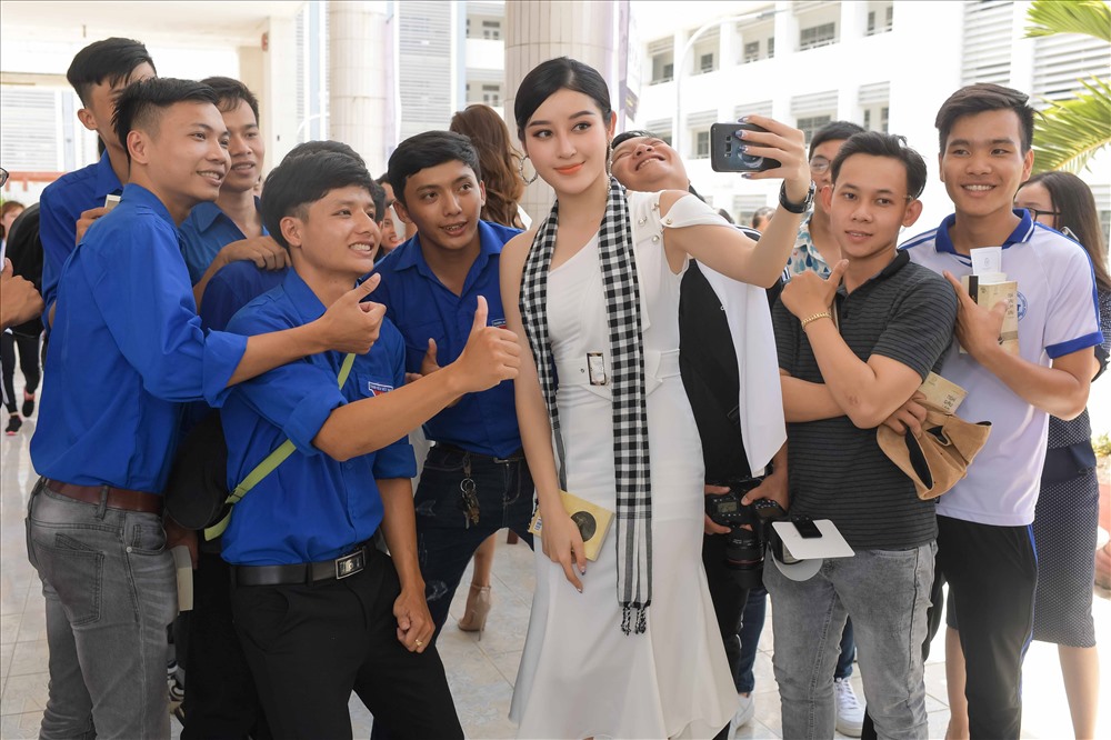 Á hậu Huyền My nhận được vây quanh bởi các bạn trẻ.