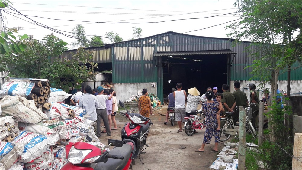 Người dân tham gia chữa cháy nhưng ngọn lữa vẫn thiêu rụi xưởng sản xuất củi