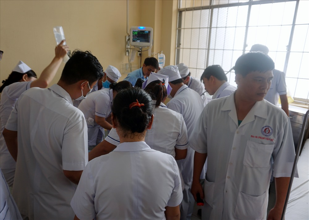 Các BS tại Bạc Liêu cấp cứu nạn nhân bị thương nặng (ảnh Nhật Hồ)