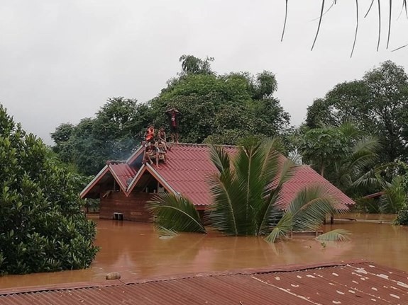 Hơn 20 công nhân làm việc cho công ty cao su của Hoàng Anh Gia Lai (HAGL) tại tỉnh Attapeu (Lào) bị mắc kẹt trên một ngọn đồi và bị bao vây bởi nước lũ sau khi vỡ đập thủy điện Xe-Pian Xe-Namnoy.