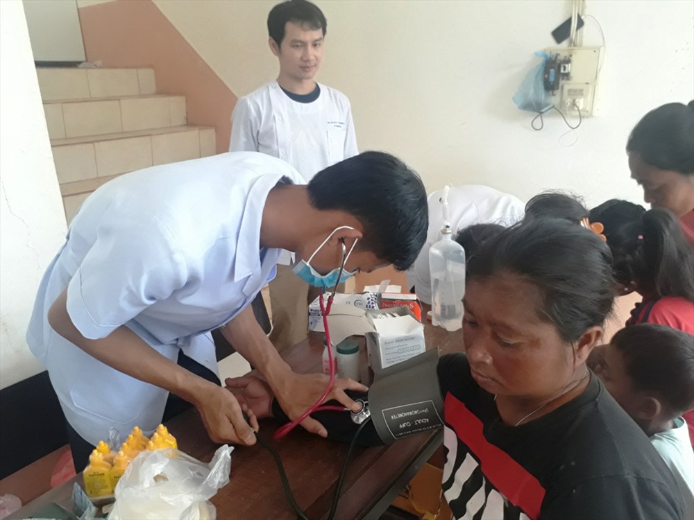 Đội ngũ y tế tức tốc chăm sóc bệnh nhân vùng lũ. Ảnh: ĐÌNH VĂN