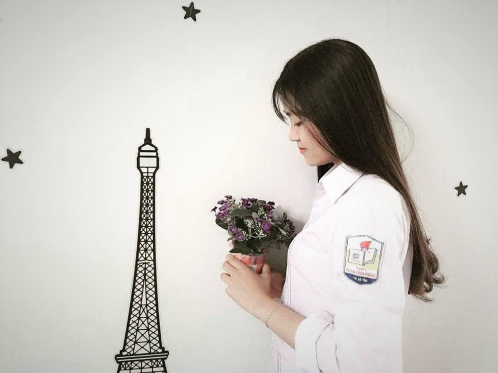 vẻ đẹp bình dị của Uyên trong bộ áo đồng phục đi học thường ngày