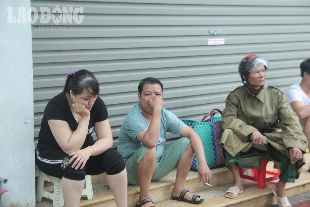 Chị Huyền (bên trái) đau xót khi hàng hóa chị cháy rụi.