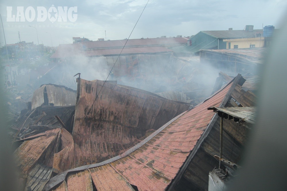 Hiện trường chợ Gạo chỉ còn là đống tro tàn.