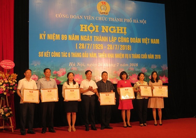 Phó Chủ tịch LĐLĐ TP. Hà Nội trao phần thưởng của CĐ Viên chức TP. Hà Nội cho các tập thể có thành tích xuất sắc trong “Đợt thi đua cao điểm chào mừng Đại hội XVI CĐ TP. Hà Nội, Đại hội V CĐ Viên chức VN, Đại hội XII CĐVN và chào mừng 70 năm Ngày Chủ tịch Hồ Chí Minh ra lời kêu gọi thi đua ái quốc”. Ảnh: Xuân Trường