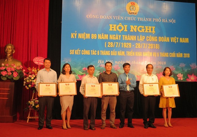 Phó Chủ tịch CĐ Viên chức TP. Hà Nội trao phần thưởng của CĐ Viên chức VN cho các cá nhân có thành tích trong thực hiện Chỉ thị số 05-CT/TW của Bộ Chính trị “Về đẩy mạnh học tập và làm theo tư tưởng, đạo đức, phong cách Hồ Chí Minh”. Ảnh: Xuân Trường