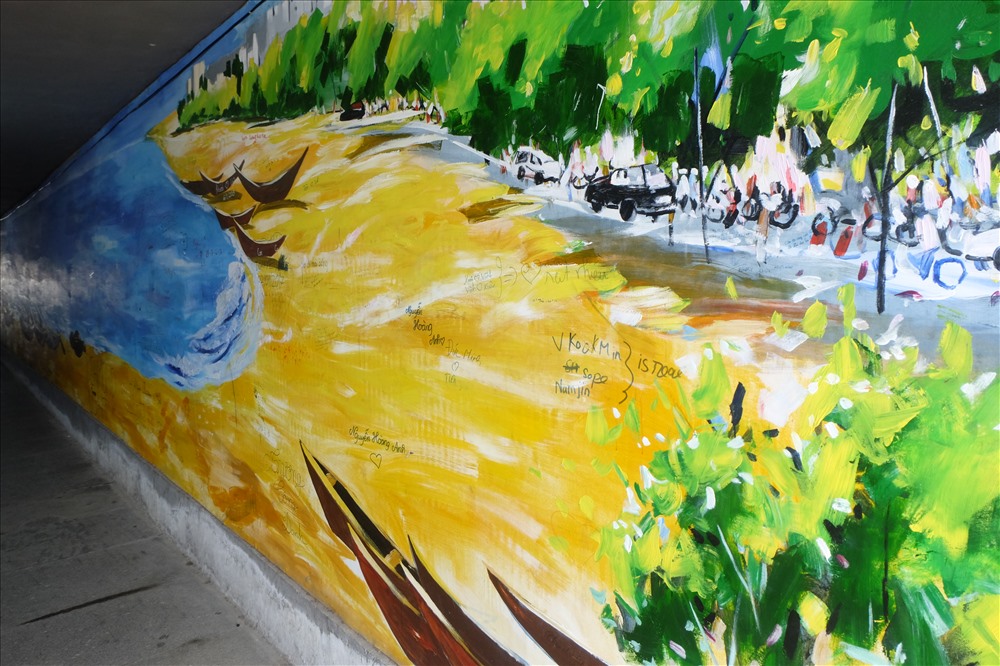 Bức tranh được treo tại hầm đi bộ cầu Rồng. Thế nhưng sau hơn 1 năm, những bức tường vẽ bích họa bị vẽ bậy, bôi bẩn bởi bút xóa, bút màu, quảng cáo nhếch nhác.