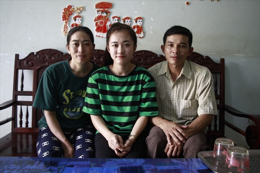 Trong những ngày khó khăn, cha mẹ luôn là người kề bên động viên, chia sẻ khó khăn với Hà Vi.