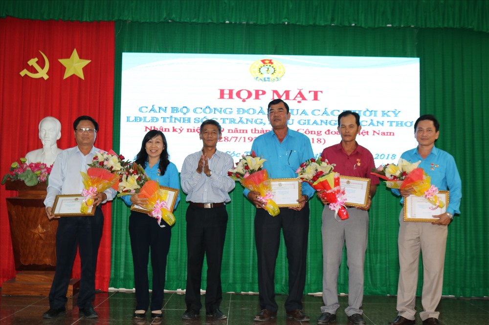 Trao kỷ niệm chương cho các cá nhân