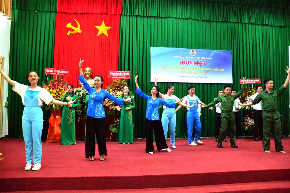 Chương trình văn nghệ chào mừng. Ảnh: Lục Tùng