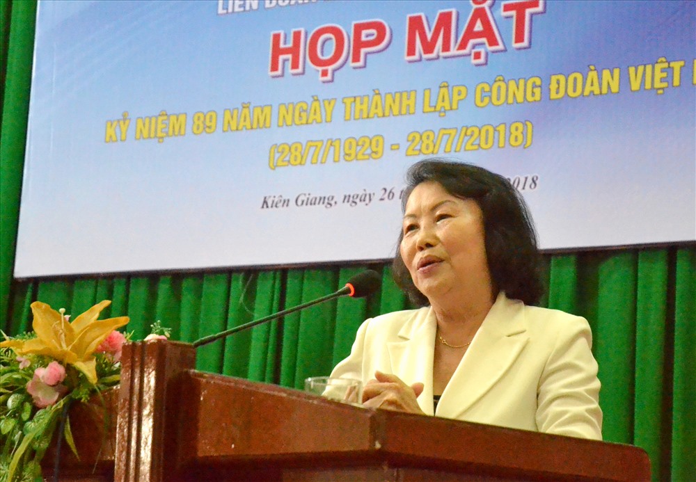 Dịp này, nhiều cán bộ CĐ nghỉ hưu cũng tâm tình, truyền kinh nghiệm bảo vệ quyền lợi cho người lao động. Ảnh: Lục Tùng.