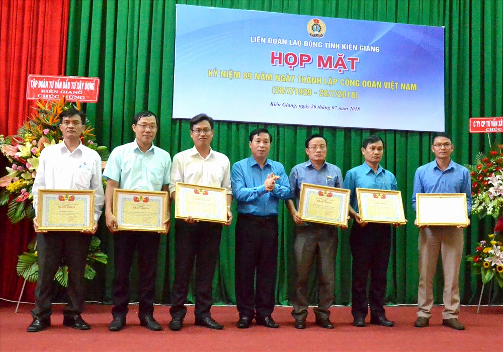 Tặng Bằng khen LĐLĐ tỉnh cho các doanh nghiệp có nhiều đóng góp trong chăm lo đoàn viên, CNVCLĐ. Ảnh: Lục Tùng.