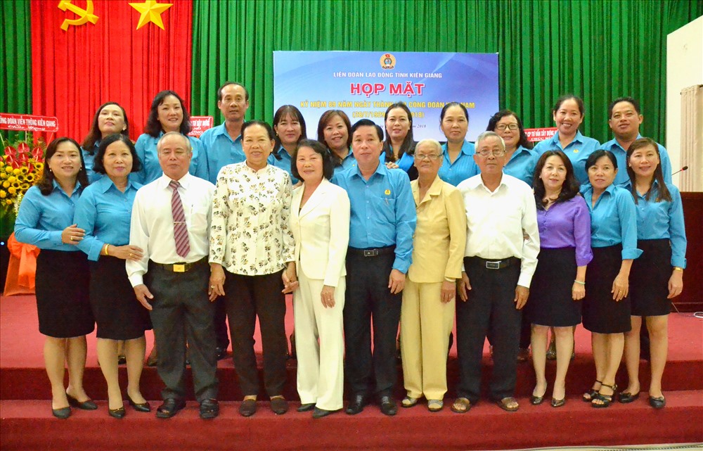 Các thế hệ cán bộ Công đoàn chụp ảnh lưu niệm. Ảnh: Lục Tùng.