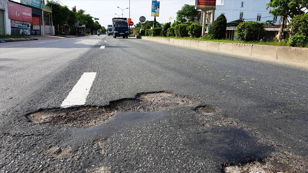 Nhiều hố sâu trên tuyến đường