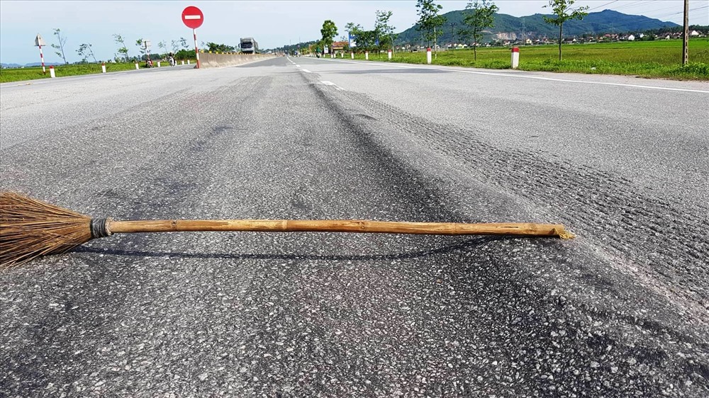 Hằn vệt bánh xe tao sống lươn gây nguy hiểm cho người tham gia giao thông