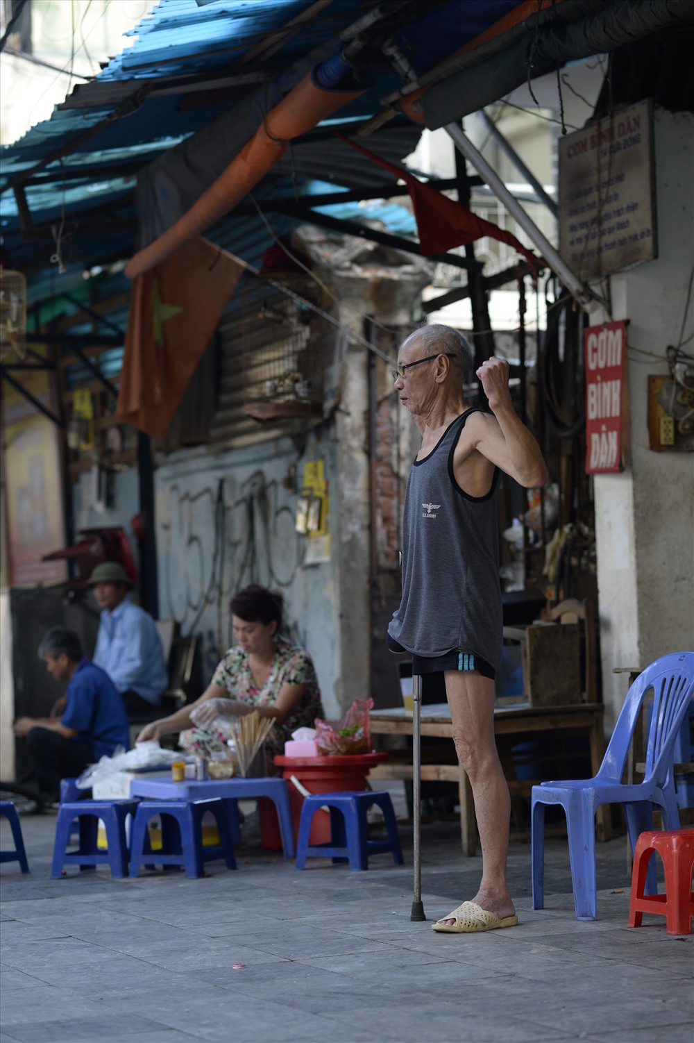 Ở cách nhà ông Khoa không xa, những người hàng xóm đã quá quen thuộc với hình ảnh người “người lính chì” 1 chân với đôi nạng. Ông Tú nhập ngũ tháng 9.1969, làm nhiệm vụ ở Trung đoàn 66 mặt trận Tây Nguyên.