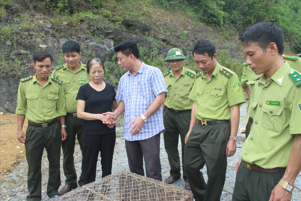 Bà Phan Thị Hạnh bàn giao cá thể Trăn gấm(hoa) cho lực lượng chức năng