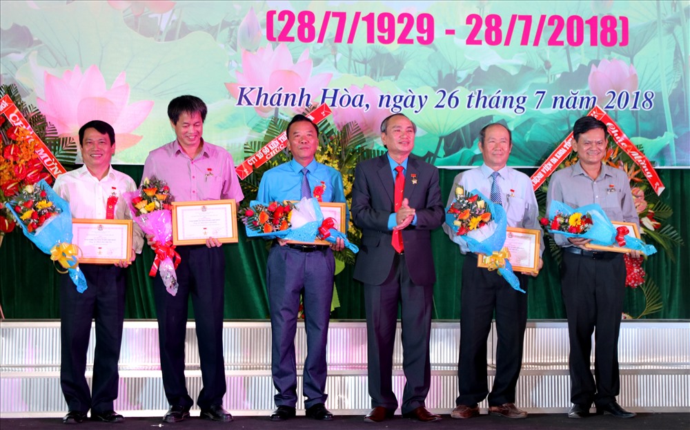 Các cá nhân có nhiều đống góp cho sự phát triển của tổ chức Cong đoàn được tặng kỉ niệm chương. Ảnh: P.L